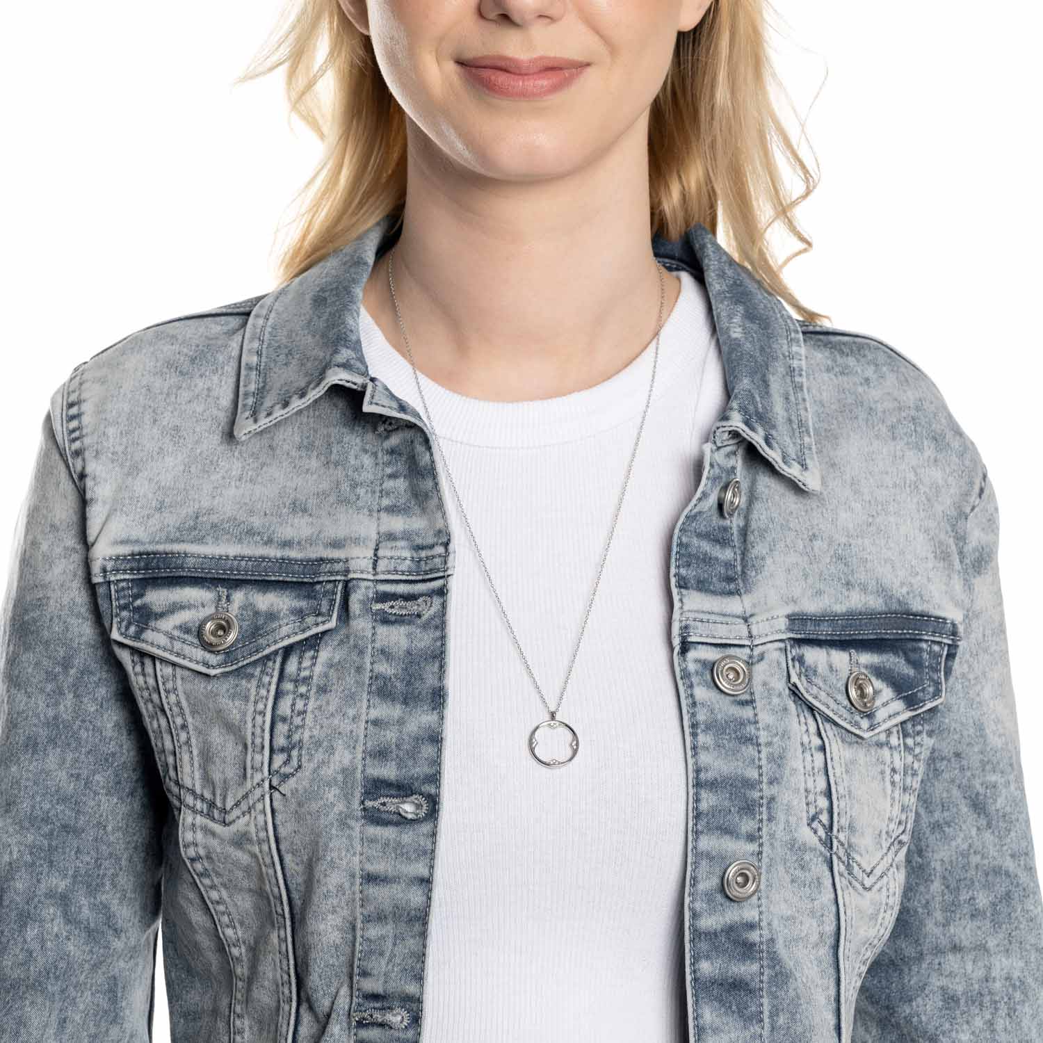 Frau traegt silberne Halskette CAMPAGNOLA 60 cm CIAO ueber weissem Shirt und grauer Jeansjacke