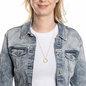 Frau traegt Halskette CAMPAGNOLA gold um den Hals, Jeansjacke, weisses Shirt