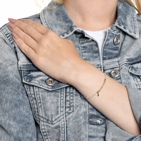Armband BABELLI gold CIAO an Frauenarm getragen, Jeansjacke