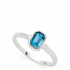 Ring SOPHIA 17 CIAO mit blauem Glasstein auf weißem Untergrund