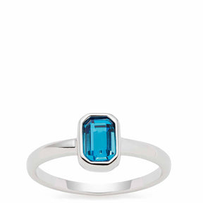 Ring SOPHIA 19 CIAO mit blauem Glascabochon auf weißem Hintergrund