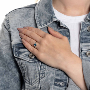 Person traegt Ring SOPHIA 19 CIAO an der Hand auf Brust