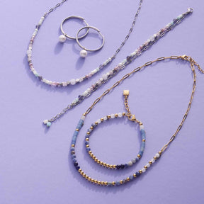 Halskette BELINDA, Ringe und Armbänder aus Glasperlen auf violettem Hintergrund
