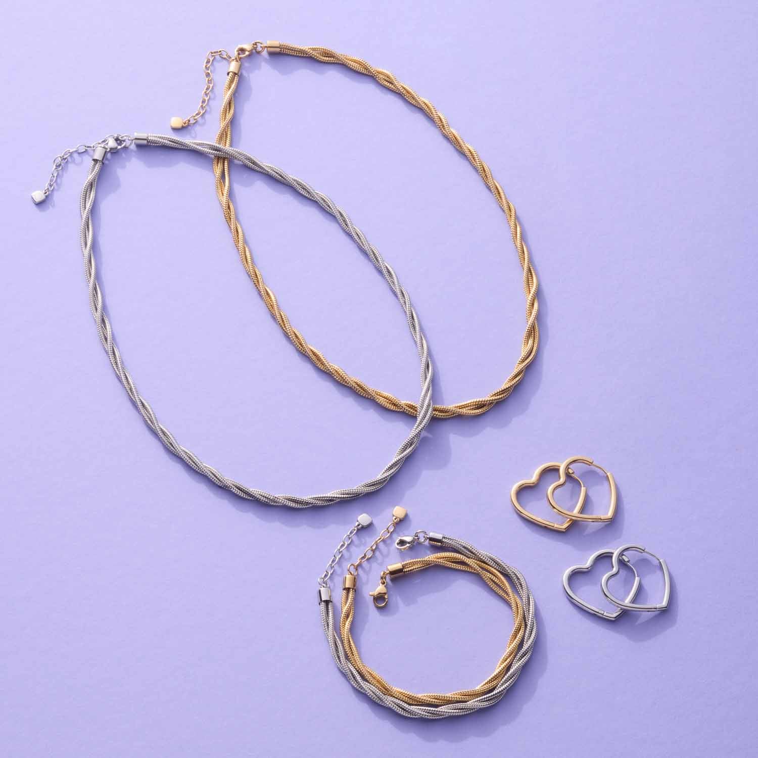 Armband SUE in Silber mit passenden Ohrrings auf violettem Hintergrund