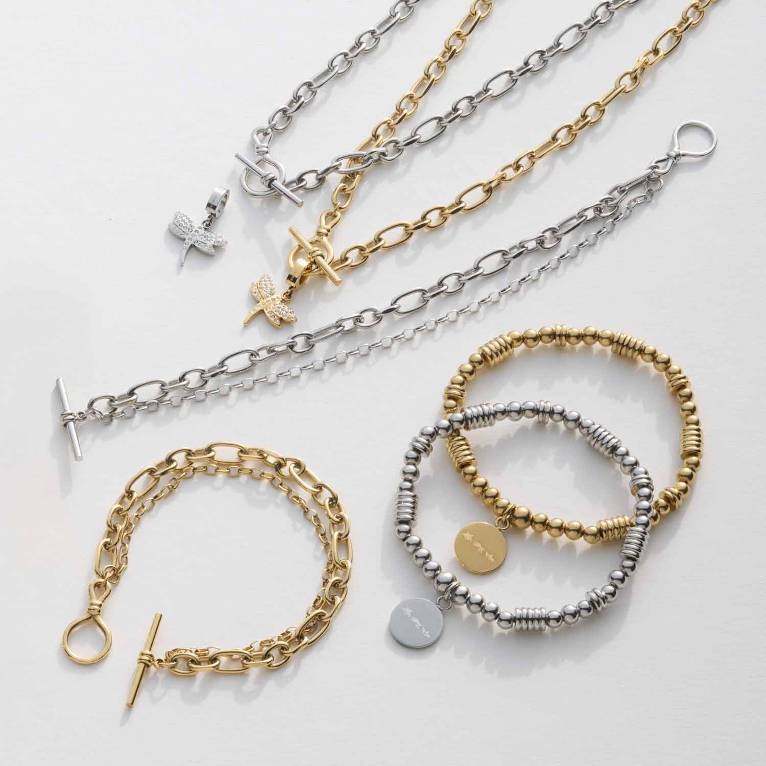 Armbänder und Ketten in Gold und Silber mit Verschlüssen und Anhängern auf weißem Hintergrund