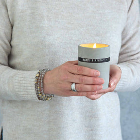 Frau traegt Armband BERNA gold mit Kerze in der Hand
