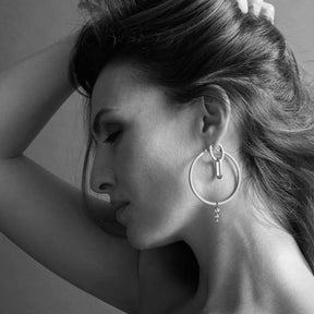 Frau trägt silberne Kreisanhänger JUICY Beauty's im Profil