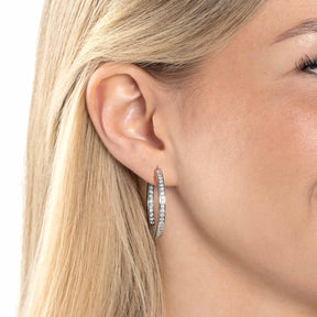 Creole JASMIN an Ohr einer blonde Frau getragen, Seitenansicht
