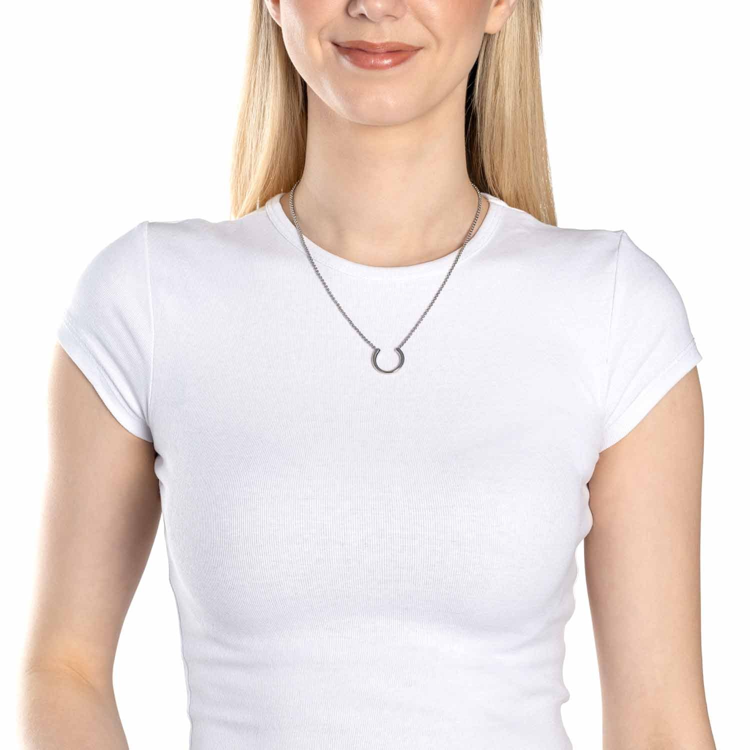 Frau trägt silberne Halskette MAISY 45 cm Clip & Mix an weißem T-Shirt