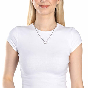 Frau trägt silberne Halskette MAISY 45 cm Clip & Mix an weißem T-Shirt