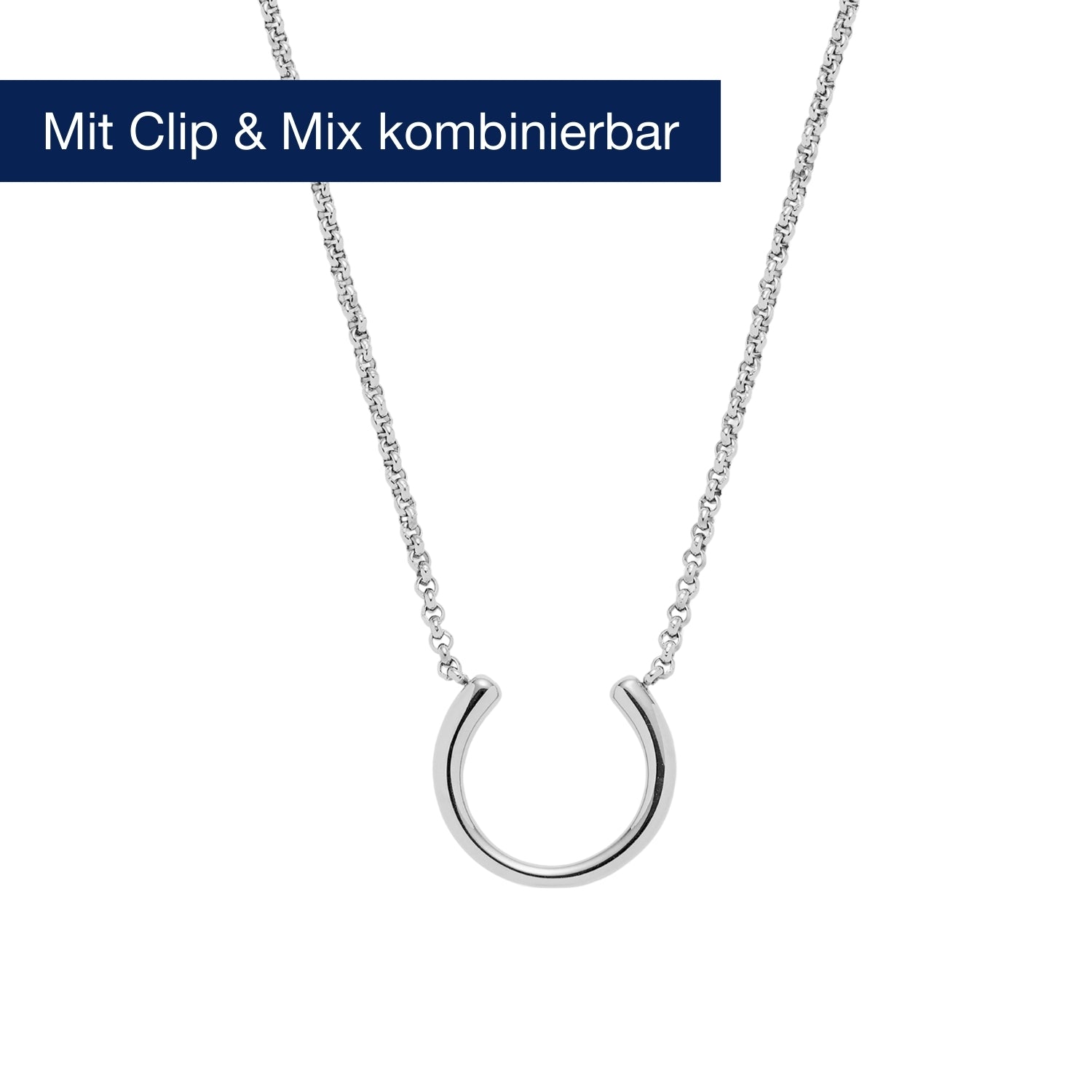 Silberne Halskette MAISY 45 cm mit U-förmigem Anhänger auf weißem Hintergrund