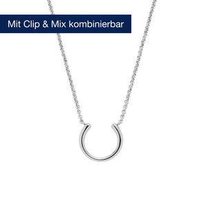 Silberne Halskette MAISY 45 cm mit U-förmigem Anhänger auf weißem Hintergrund