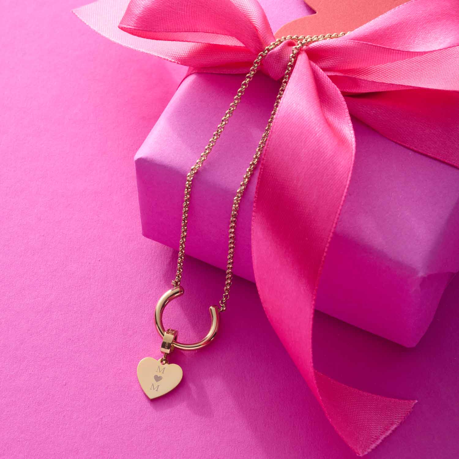 Halskette MAISY gold mit Herzanhänger auf rosa Geschenkbox mit Schleife