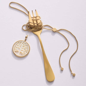 Anhänger TREENA gold mit Gabel und Muschel-Motiv auf weißem Hintergrund
