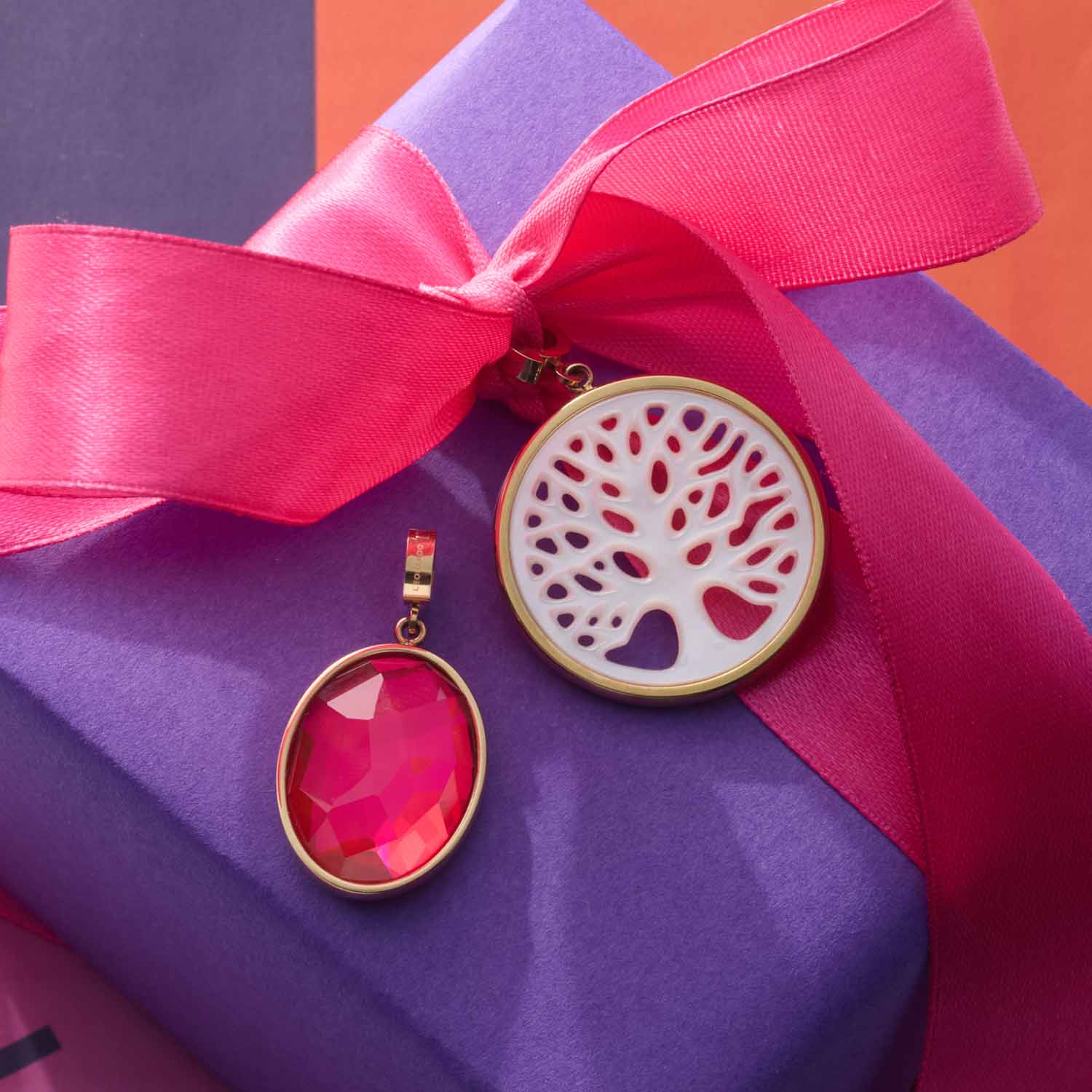 Anhänger TREENA gold Clip & Mix auf lila Geschenkbox mit pinker Schleife