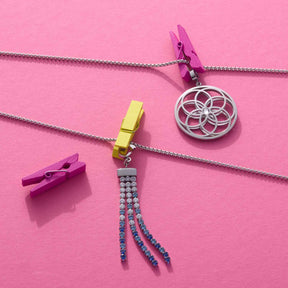 Anhänger MARY-ANN blue Clip & Mix mit Glaskugeln auf rosa Hintergrund, daneben Clips in verschiedenen Farben