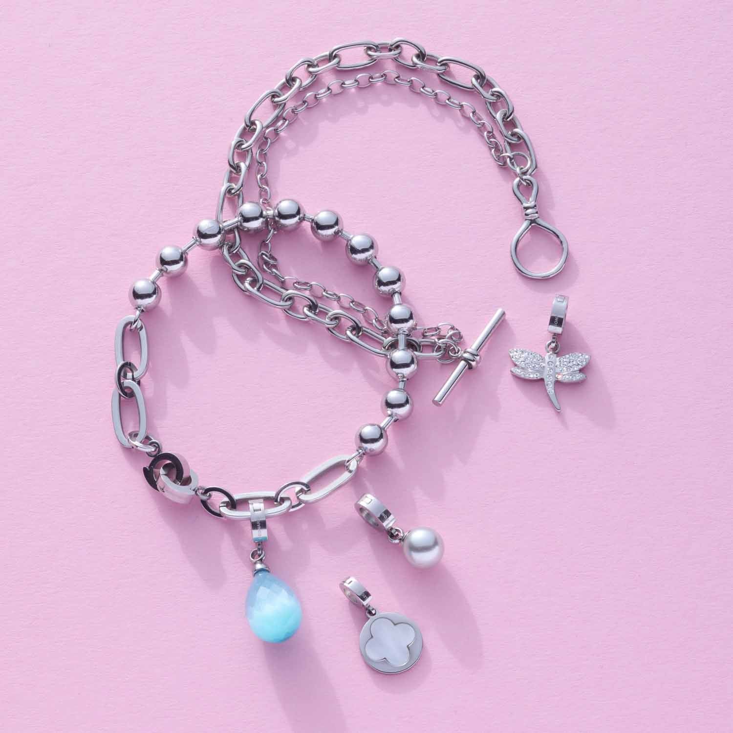 Anhänger ELISABETH Clip & Mix mit Ketten und Charms auf rosa Hintergrund