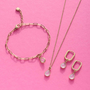 Halskette ROSY mit Glasanhänger, passendes Armband und Ohrringe auf rosa Hintergrund