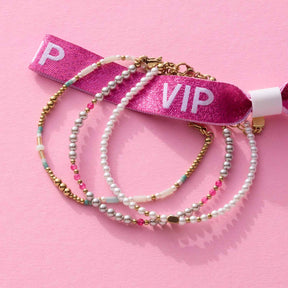Armband PINKY gold CIAO mit Perlen und Glasperlen auf rosa Hintergrund, mehrere Stränge, VIP-Etikett