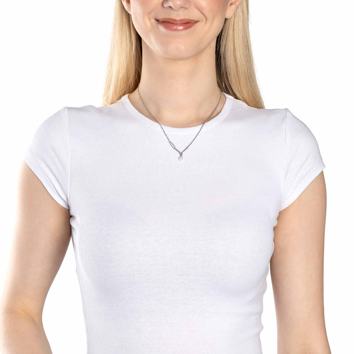 Frau traegt Halskette PEGGY 42 cm CIAO am Hals, weisses Shirt