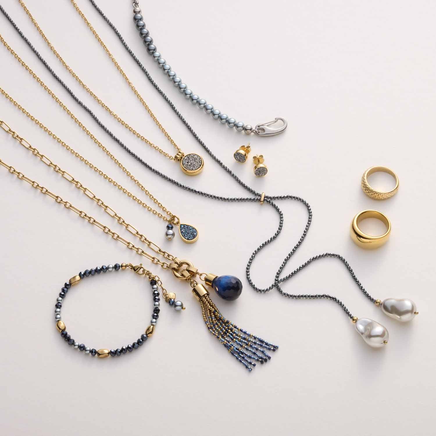 Schmuckkollektion mit Ketten, Ringen, Armbändern und Ohrringen in Gold und Silber