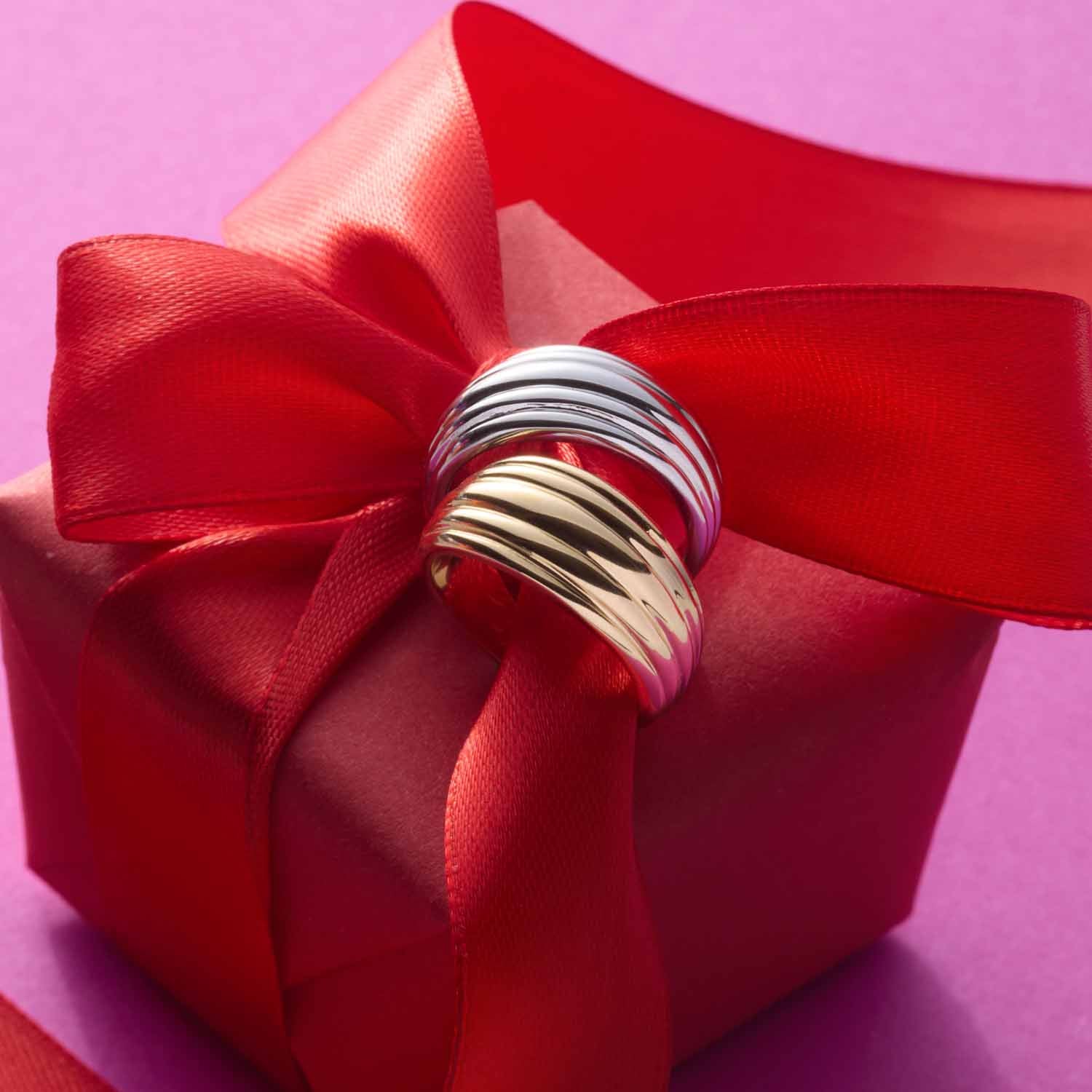 Ring ELISABETH 19 auf roter Geschenkverpackung mit Schleife