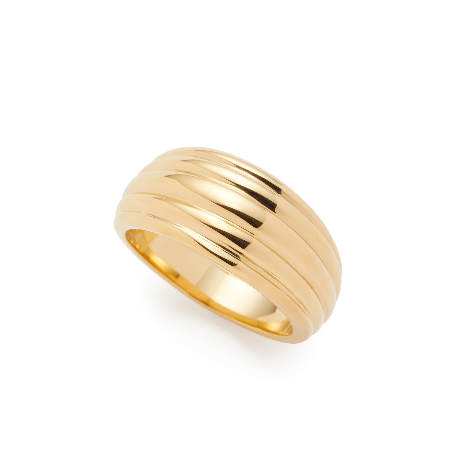 Ring ELISABETH 18 gold mit gerillter Oberflaeche auf weissem Hintergrund