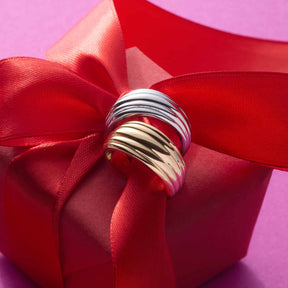 Ring ELISABETH 18 gold auf roter Geschenkverpackung mit Schleife