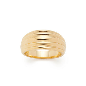 Ring ELISABETH 21 gold mit horizontalen Rillen auf weißem Hintergrund