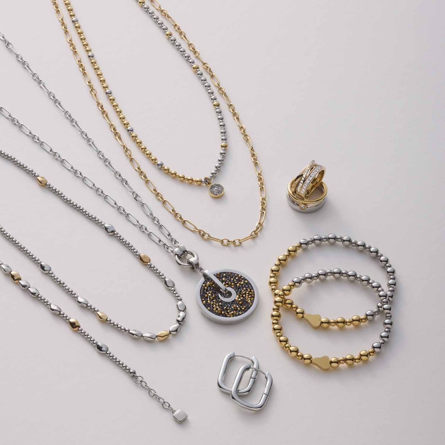 Schmuckkollektion mit Armbändern, Ketten und Ringen in Gold und Silber