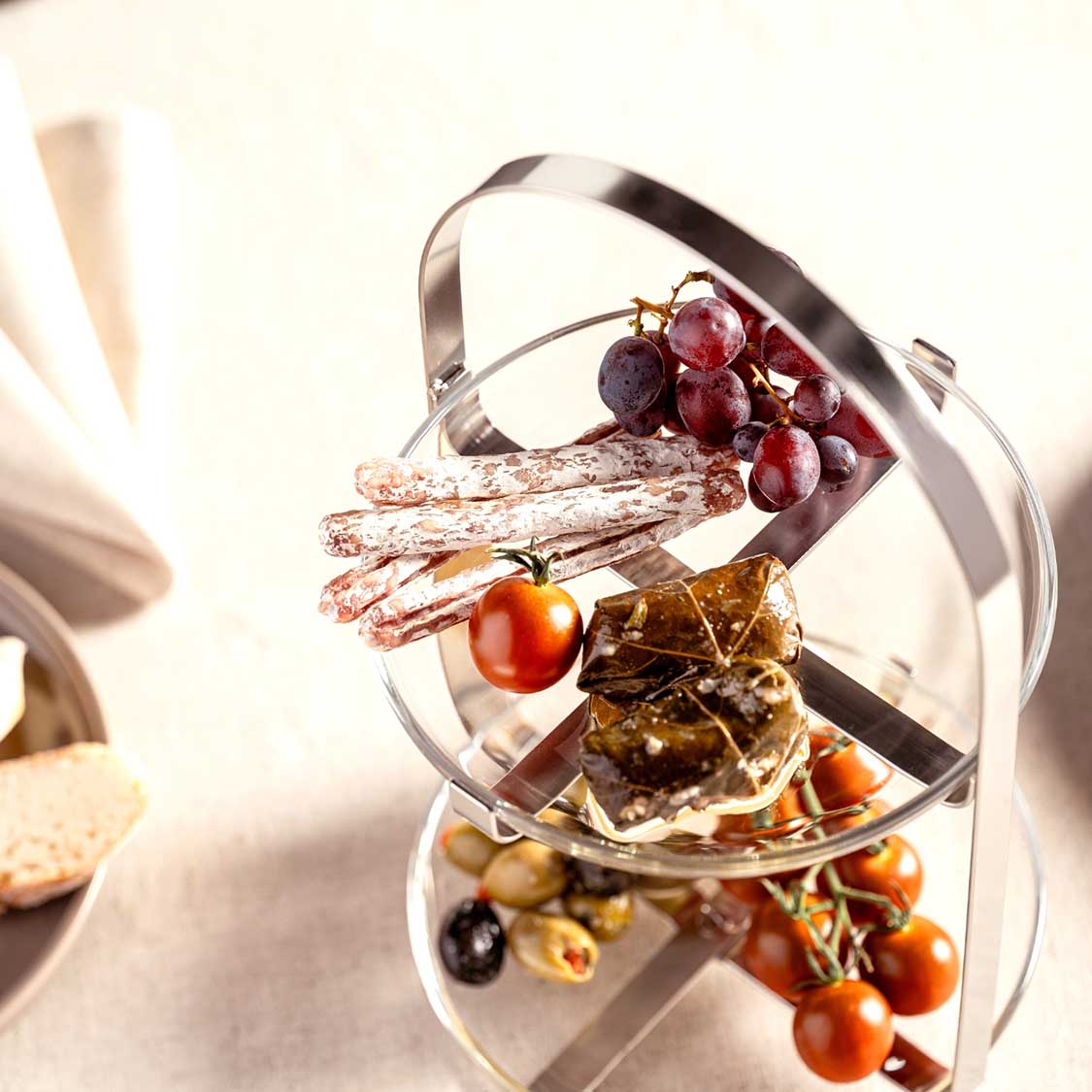 Etagere CUCINA silber 2-teilig mit Trauben, Crackern und Obst bestückt