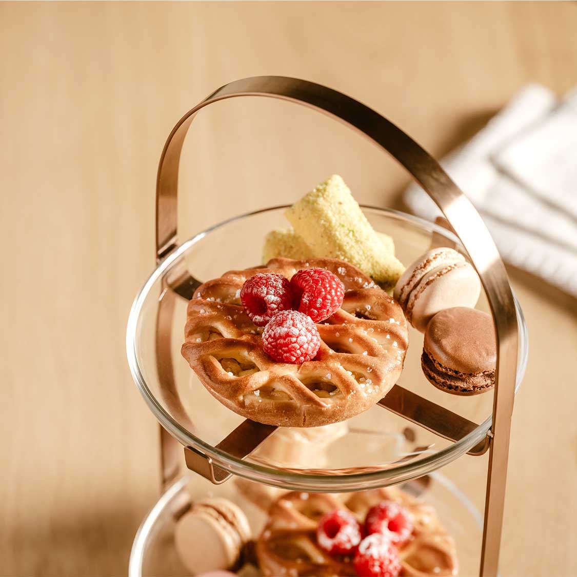 Etagere CUCINA kupfer mit Waffeln, Macarons und Früchten bestückt