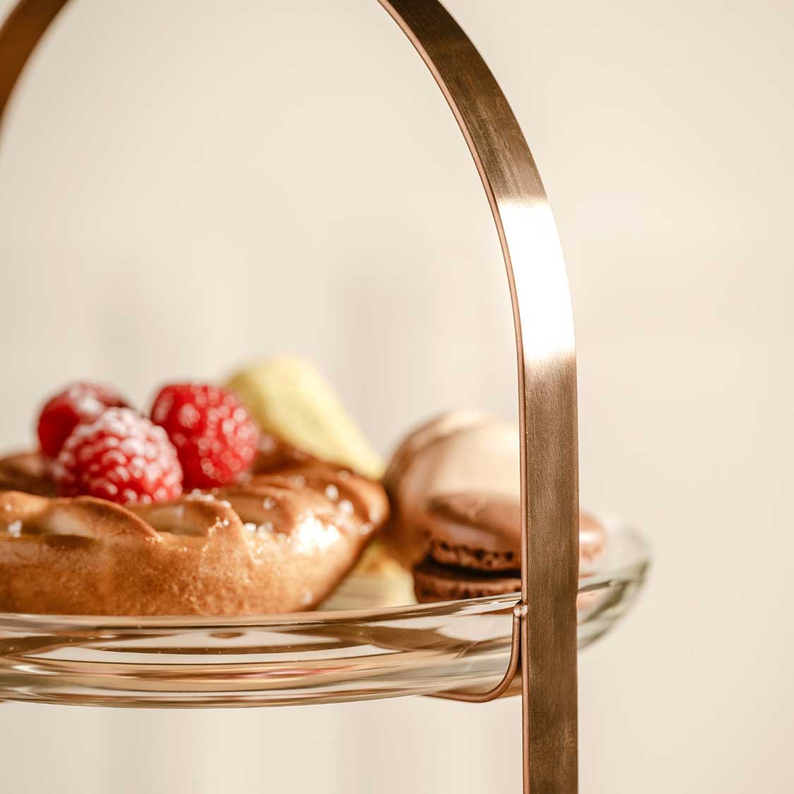 Etagere CUCINA kupfer gefüllt mit Gebäck, Himbeeren und Macarons