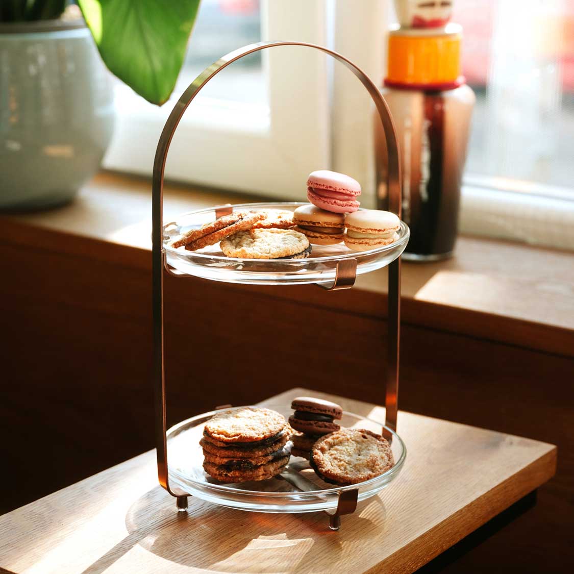 Etagere CUCINA kupfer mit Macarons und Gebäck auf Windowsill