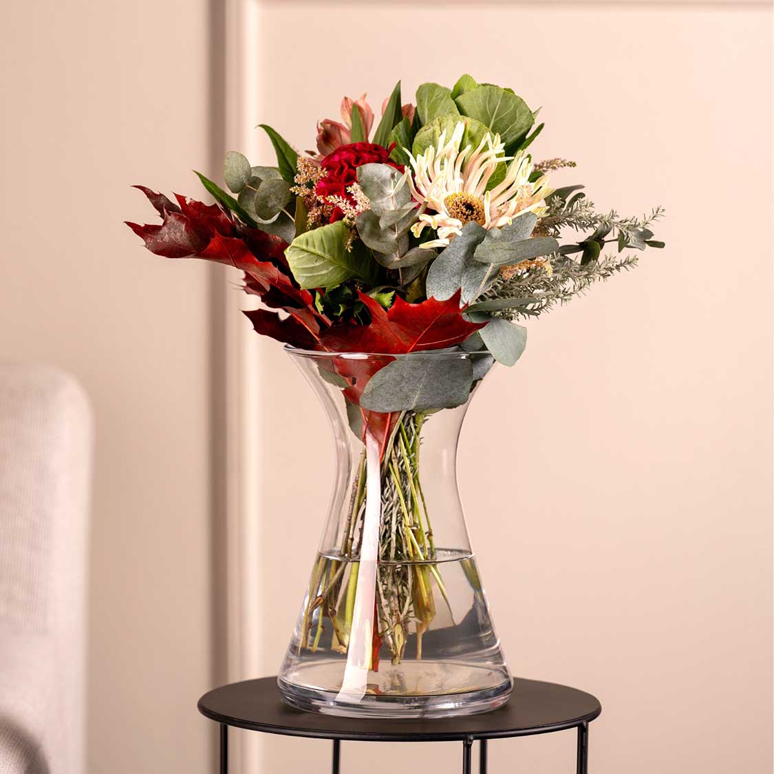 Vase GIA mit buntem Blumenstrauss auf schwarzem Tisch