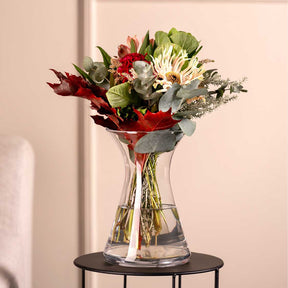 Vase GIA mit buntem Blumenstrauss auf schwarzem Tisch