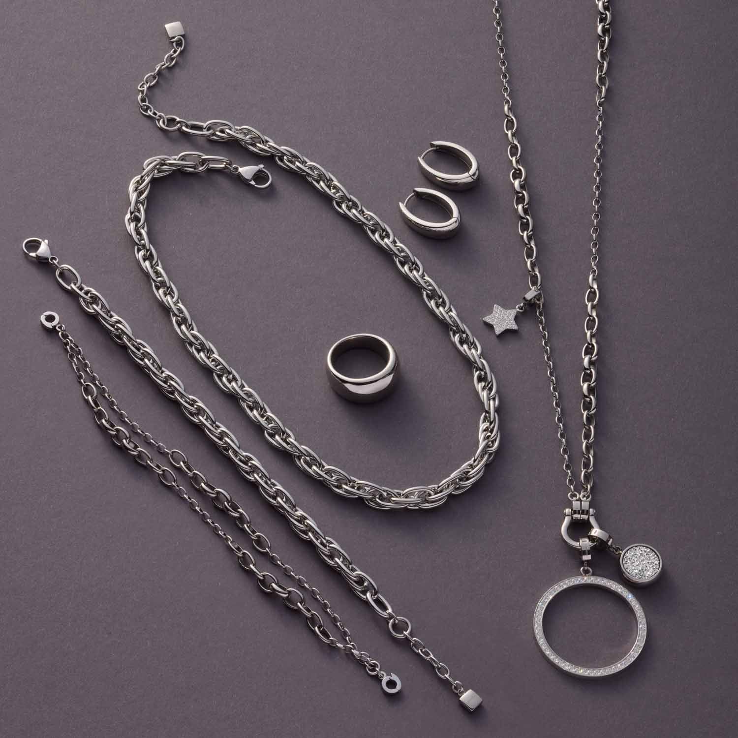 Halskette SINA 45 cm silber mit Kettengliedern, Ringen und Anhängern auf grauem Hintergrund