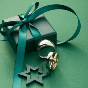 Ring CLAIRE 19 mit Geschenkbox und Schleife auf grünem Untergrund