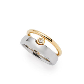 Ring CLAIRE 20 in Silber und Gold mit Zirkonstein auf weißem Hintergrund