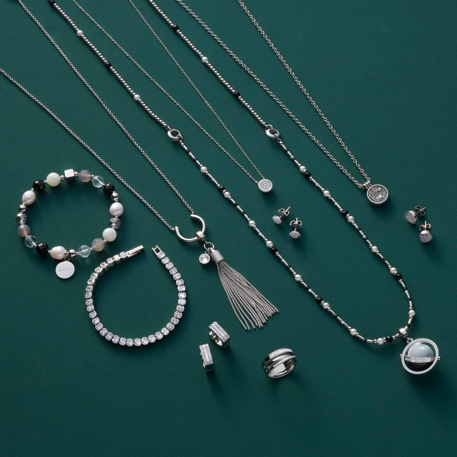 Halskette CATHERINE mit passenden Armbändern und Ohrringen auf grünem Hintergrund