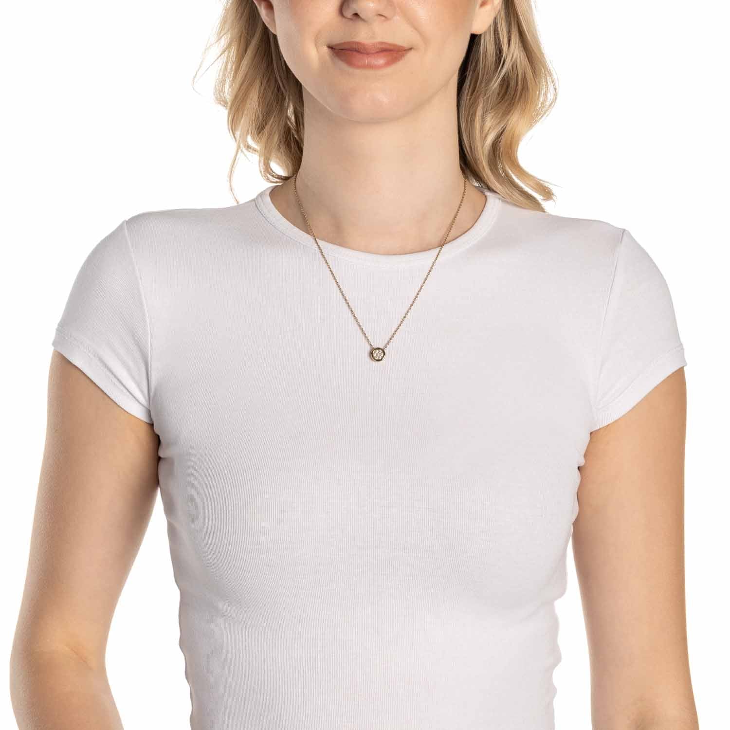 Frau trägt Halskette CATHERINE um den Hals, weißes T-Shirt