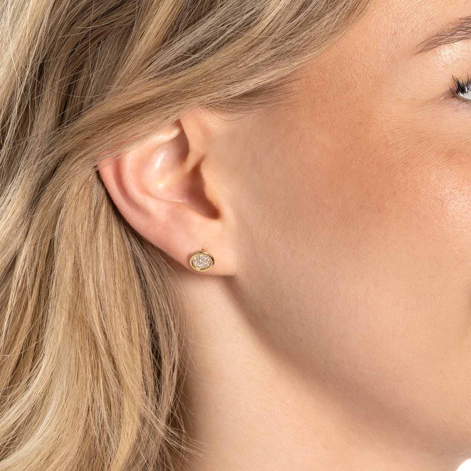 Ohrstecker CATHERINE gold an Ohr getragen, Seitenansicht