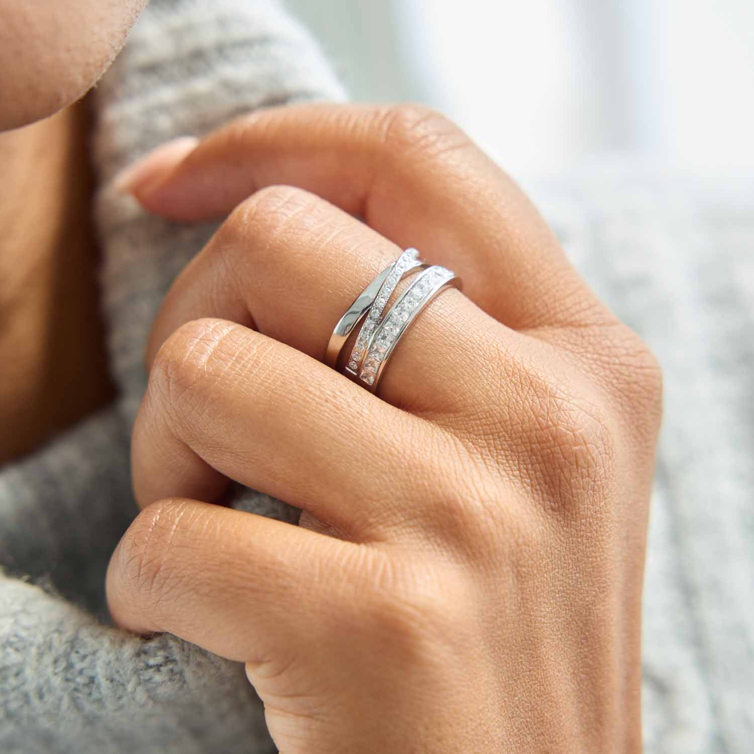 Ring SARAH 20 silber an Hand getragen, Nahaufnahme