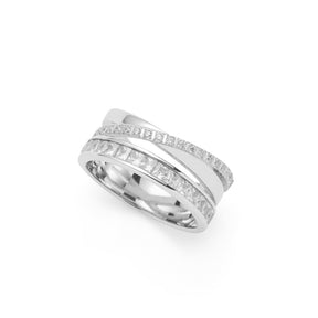 Ring SARAH 21 silber mit Zirkoniasteinen auf weißem Hintergrund