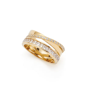 Ring SARAH 19 gold mit Zirkonia-Besatz auf weißem Hintergrund