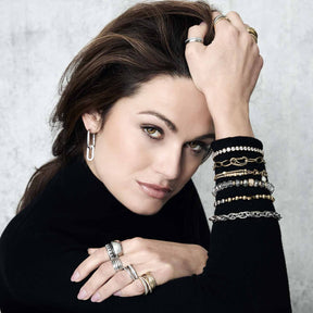 Frau traegt Ring SARAH 20 gold an Hand mit Armbaendern