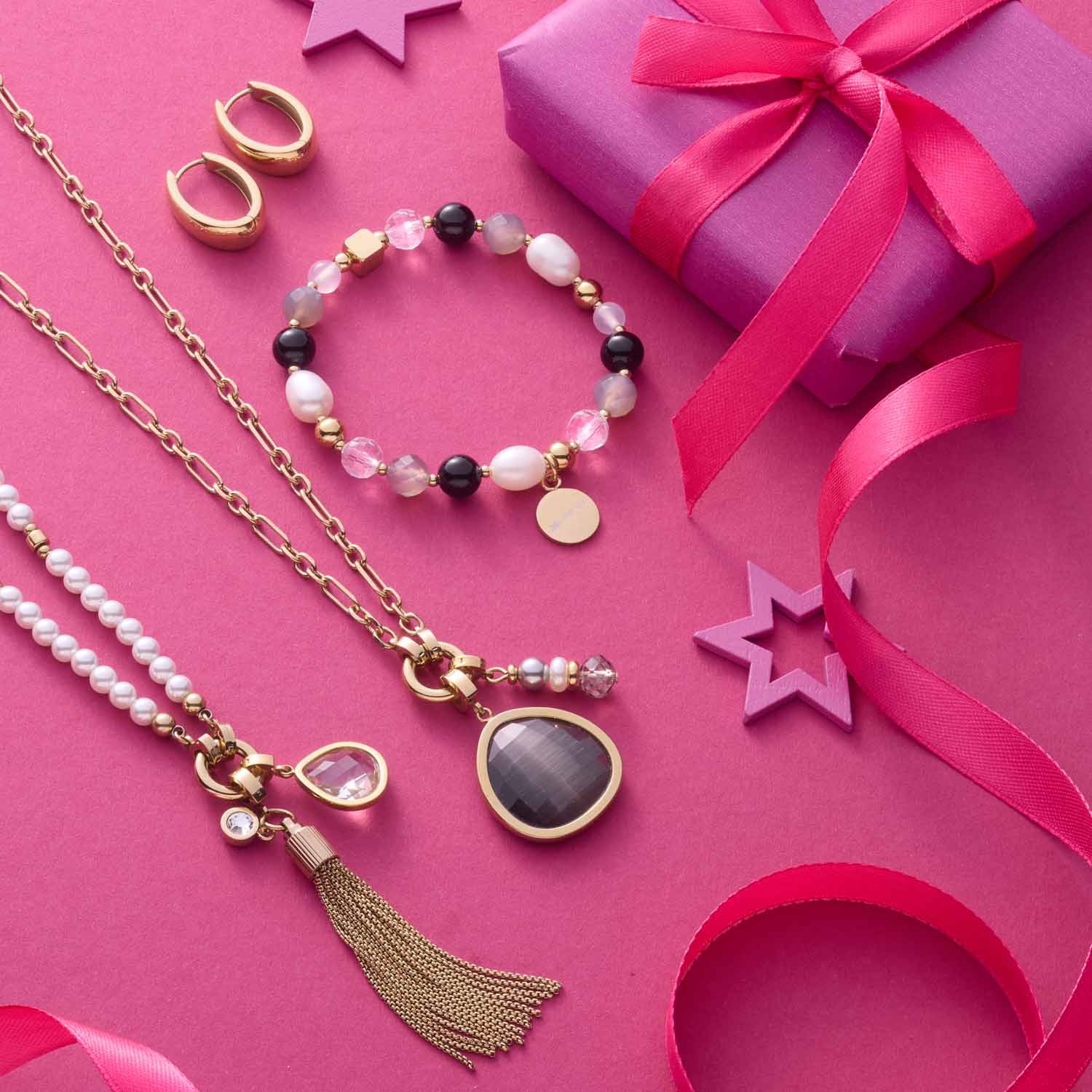 Creole ELODIE gold mit Schmuckset auf pink dekoriertem Hintergrund