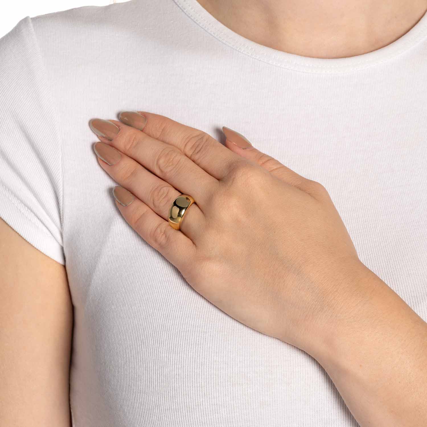 Frau traegt goldenen Ring GEORGETTE 17 an der Hand