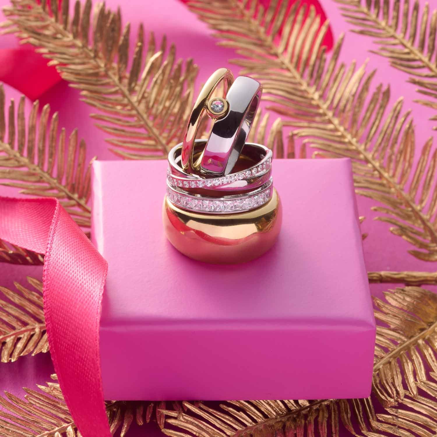 Ring GEORGETTE 17 gold auf rosa Geschenkbox mit goldenen Palmblättern