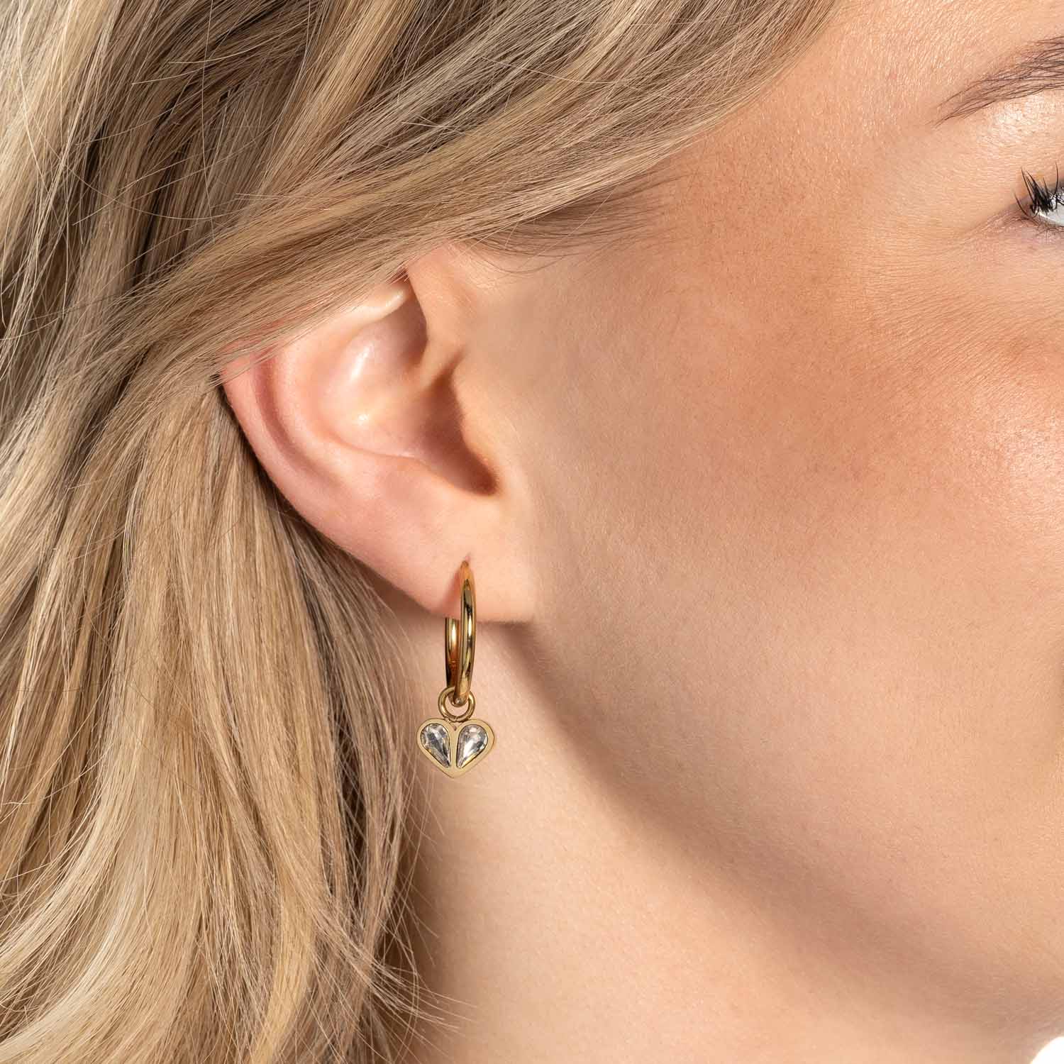 Frau trägt goldene Ohrringe mit mehrfarbigen Glasanhängern INES